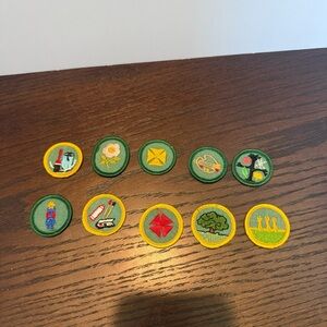 A Set‎ Of 10 Vintage Girl Scouts Badges Raging From 1963-1980
